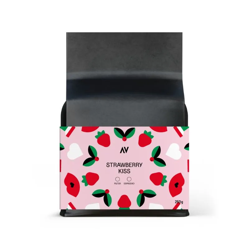 Strawberry Kiss 250 g – výberová káva z Indonézie a Etiópie s chuťou jahôd. Vhodná na espresso alebo filter. Strawberry Kiss 250 g – výberová káva z Indonézie a Etiópie s chuťou jahôd. Vhodná na espresso alebo filter.
