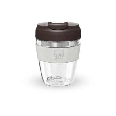 Cestovný hrnček na kávu KeepCup Commuter Light 340 ml v hnedej a krémovej farbe na neutrálnom pozadí.