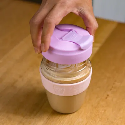 Priehľadný cestovný hrnček na kávu KeepCup Commuter Light 340 ml v modrom prevedení.