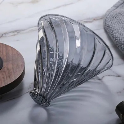 Sklenený dripper V60 s dreveným podstavcom